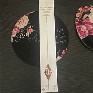 Charlotte Tilbury Glowgasm Beauty Light Wand in White and Gold